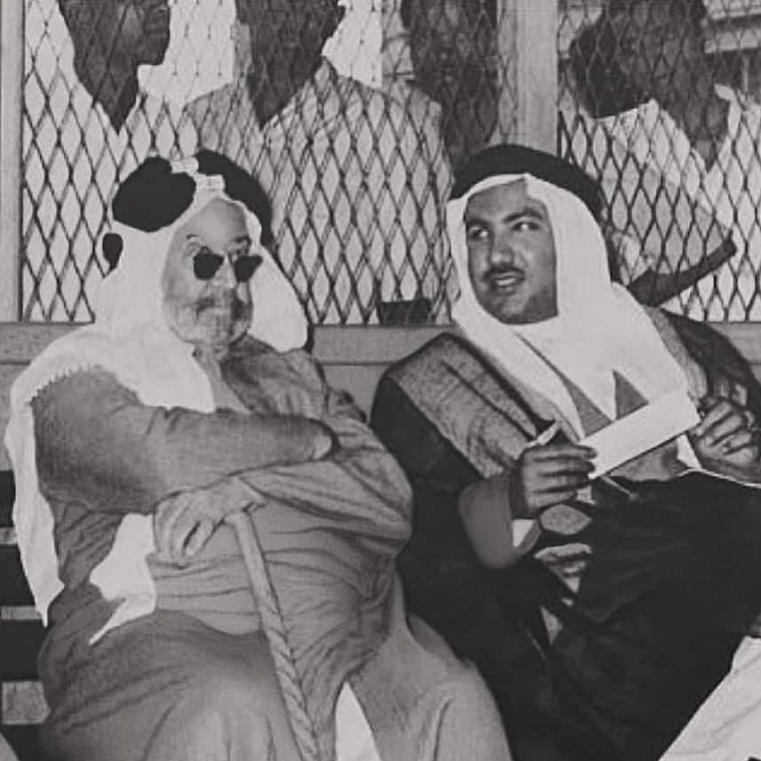 الشيخ جابر العبدالله الجابر مع عميد عائلة القناعات الشيخ يوسف بن عيسى القناعي - صورة التقطت في بومبي في الهند في منتصف الخمسينيات